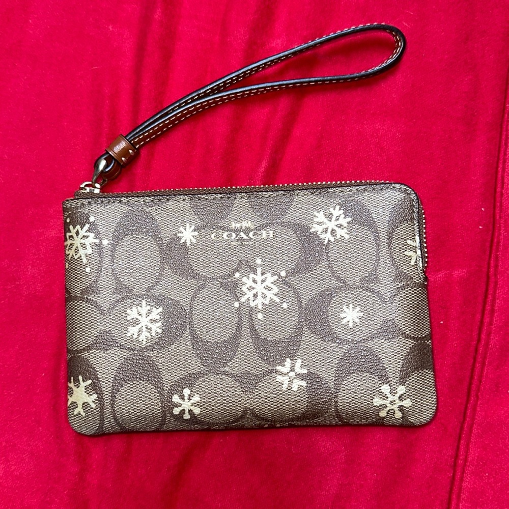 NWOT- AUTHENTIC COACH WRISTLET.